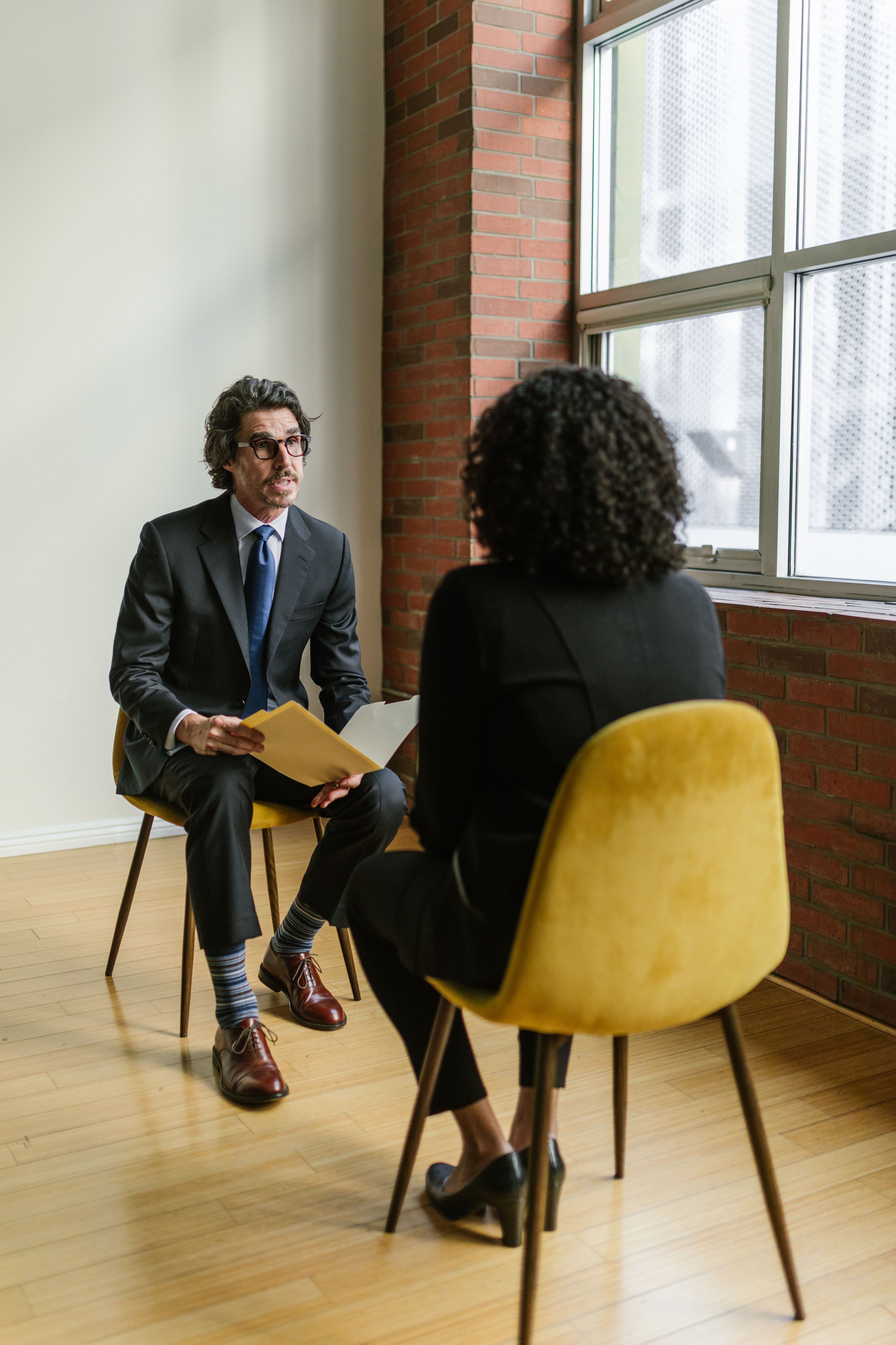Profesional trabajando con su ordenador